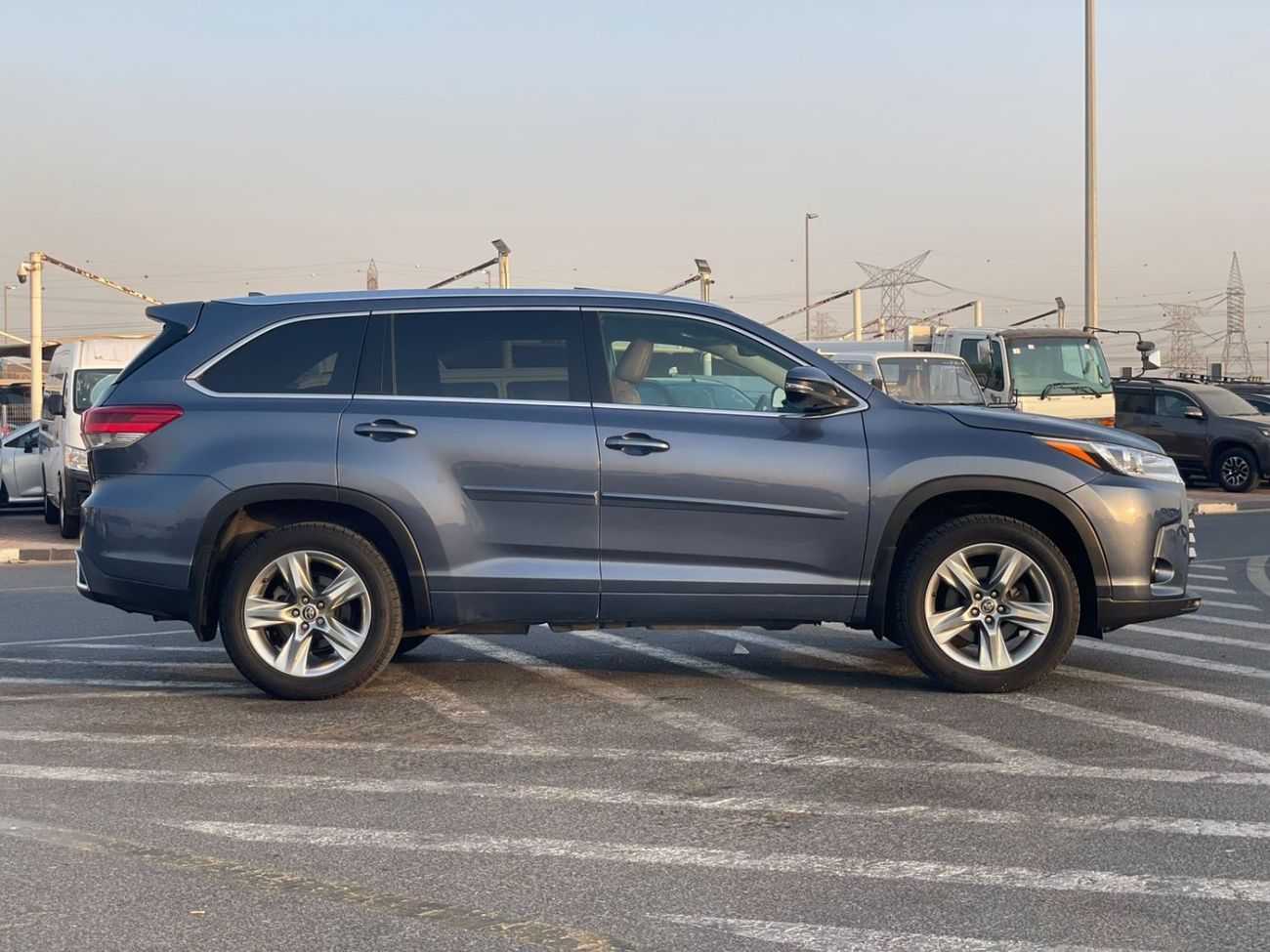 Toyota Highlander 2019 Toyota Highlander 3.5L V6 - Limited Edition Full Option 4x4 AWD - Inside Brown - Special Specs