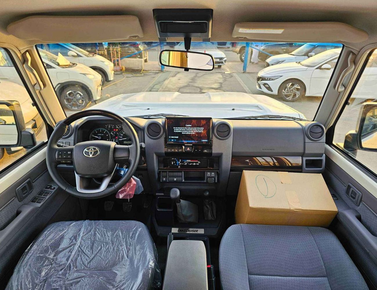 تويوتا لاند كروزر 70 LX LC76 / 2.8L MANUAL V4 DIESEL / DVD+CAMERA / PWR WINDOWS & LOCKS (CODE # 76DMS)