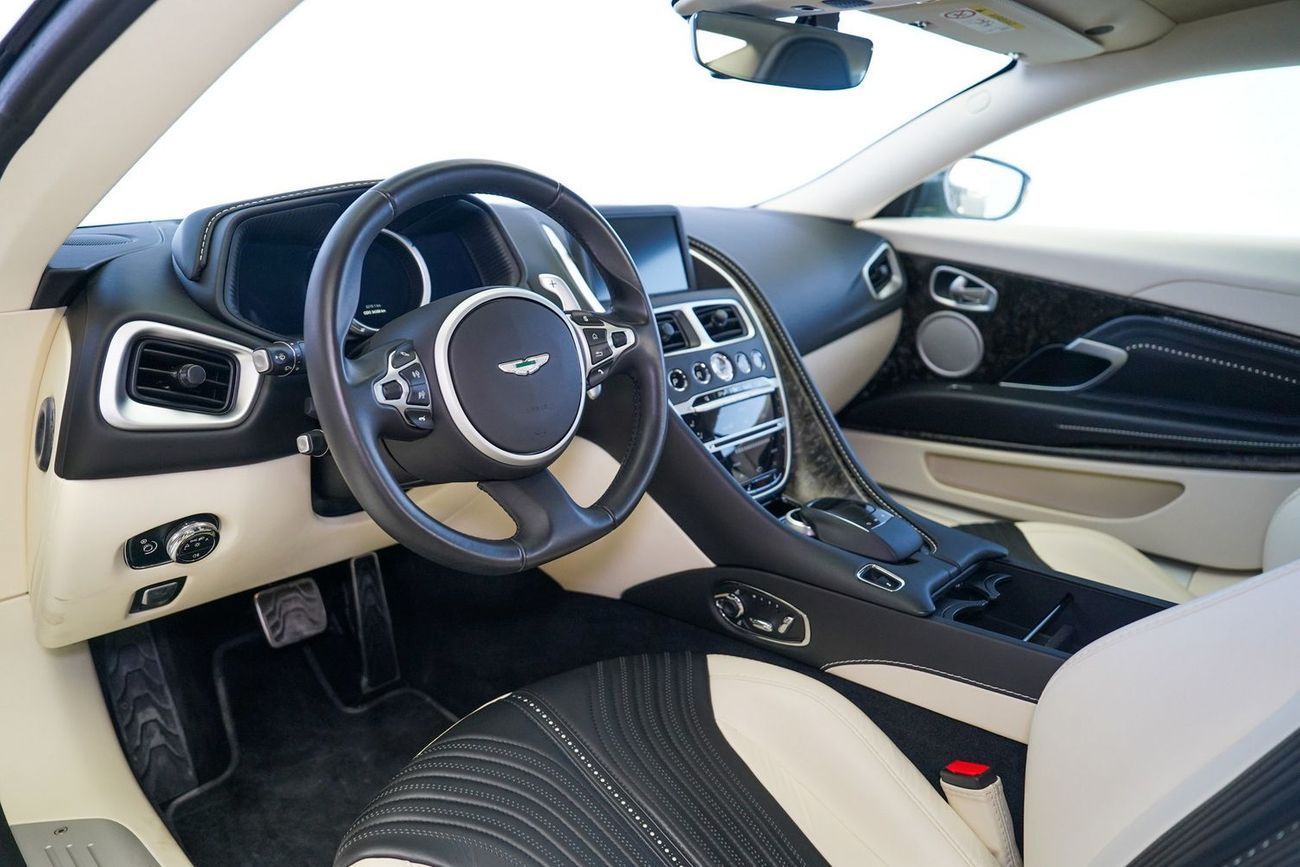 أستون مارتن DB11 Std 4.0L