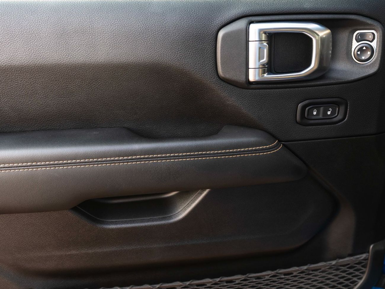 Jeep Wrangler Unlimited Sahara 2.0L A/T