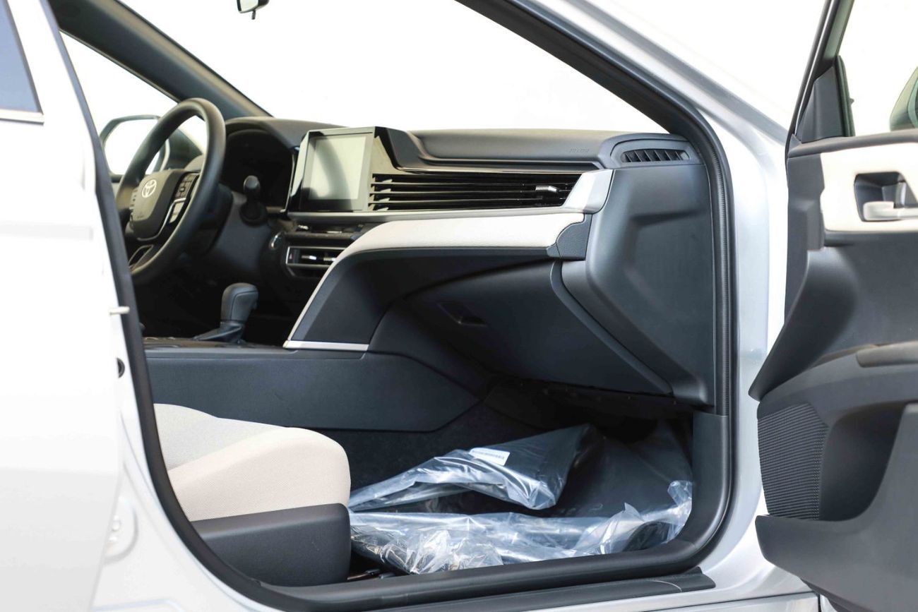 تويوتا كامري 2025 TOYOTA CAMRY LE 2.5 Hybrid - SILVER METALLIC inside BEIGE | Export Only