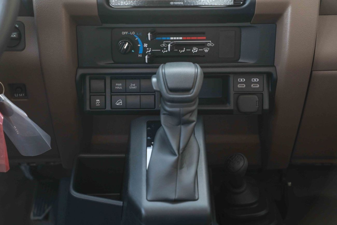 تويوتا لاند كروزر بيك آب LC79 Double Cab 2.8L - White Inside Beige | Export Only