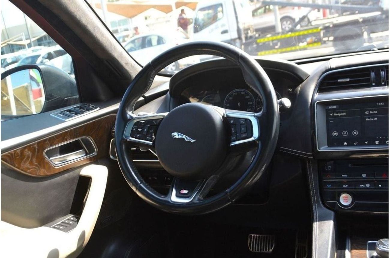 Jaguar F-PACE S 3.0L (380 HP)JAGUAR F-PACE ( S ) CLEAN CAR / FULL OPTION -PANORAMIC ROOF