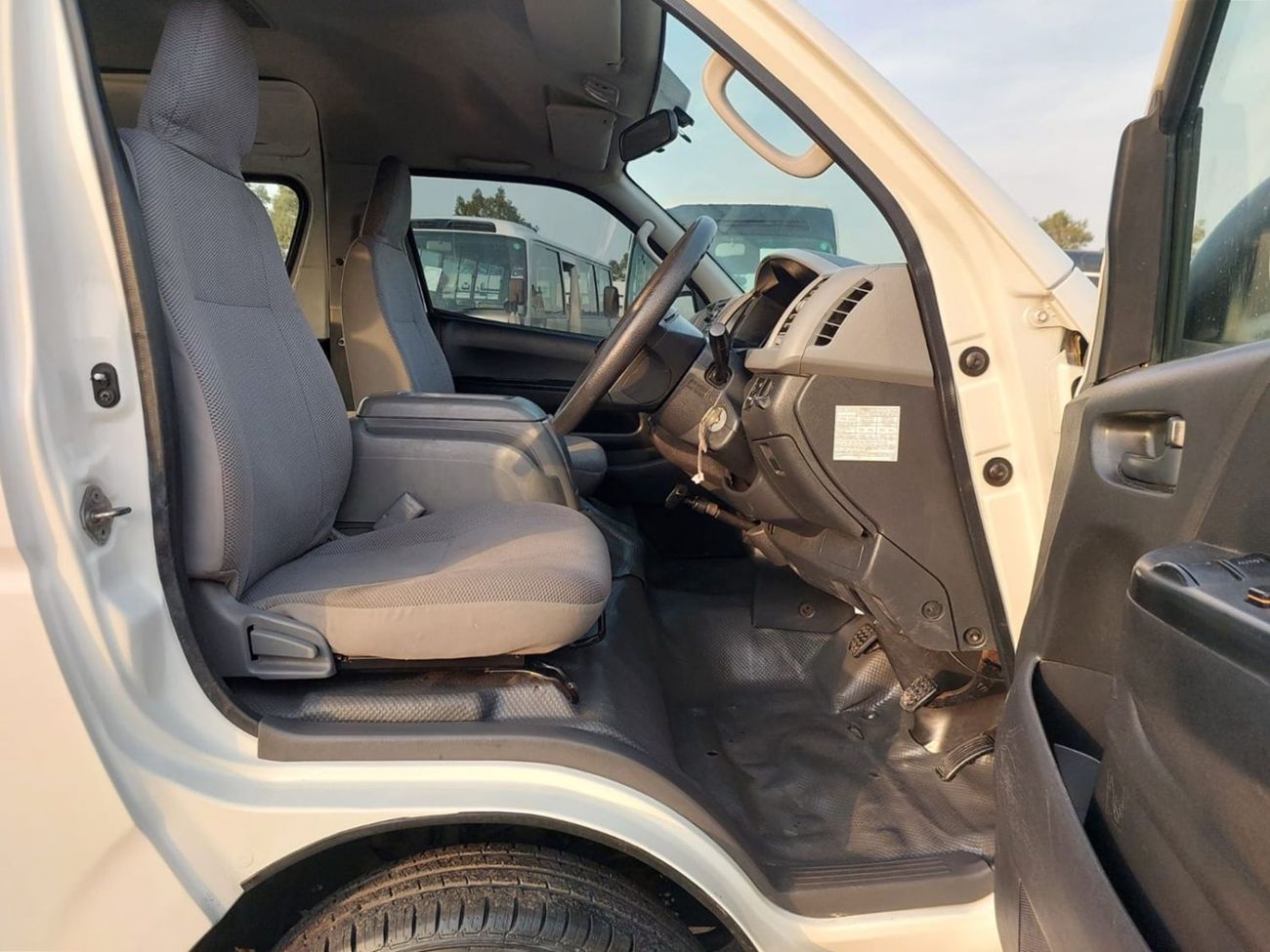 Toyota Hiace TOYOTA HIACE COMMUTER VAN RHD 2005 MODEL 2.5 L DIESEL MANUAL(PM07223)