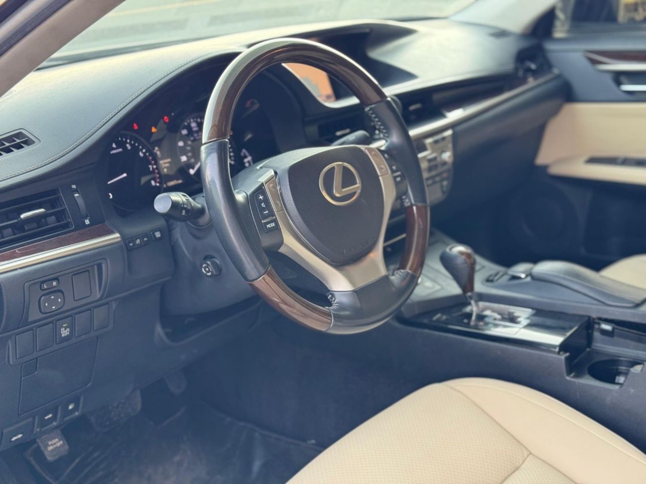 Lexus ES350 Platinum 3.5L V6 / قابل للتصدير لسوريا /  FULL OPTION / PARKING SENSORS / BLIND SPOTS / IN PERFECT C