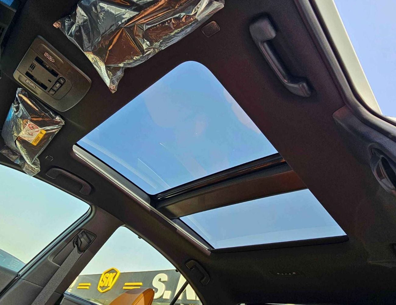 تويوتا كامري LUMIERE HYBRID /2.5L V4 PETROL/RADAR / PANORAMIC ROOF /360*CAMERA/HEADS UP DISPLAY (CODE#CLM)