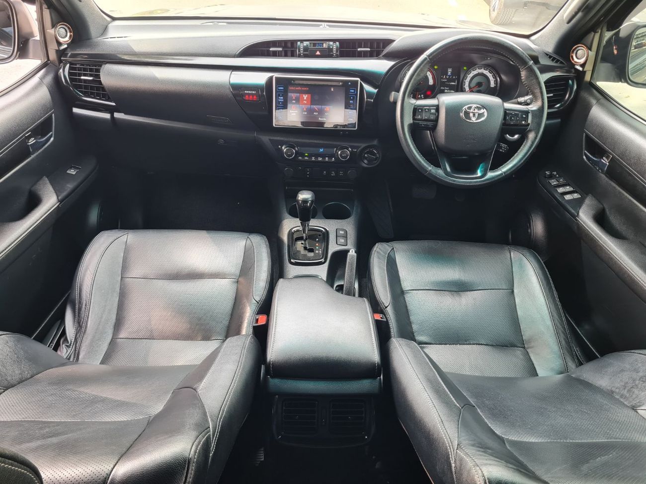 تويوتا هيلوكس TRD Double cabin 2.8L, perfect inside and outside