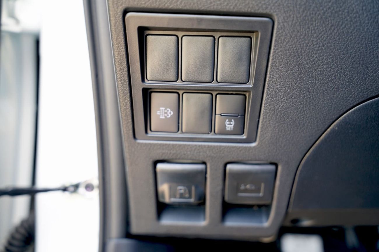 تويوتا هيلوكس DL 2.4L AWD M/T