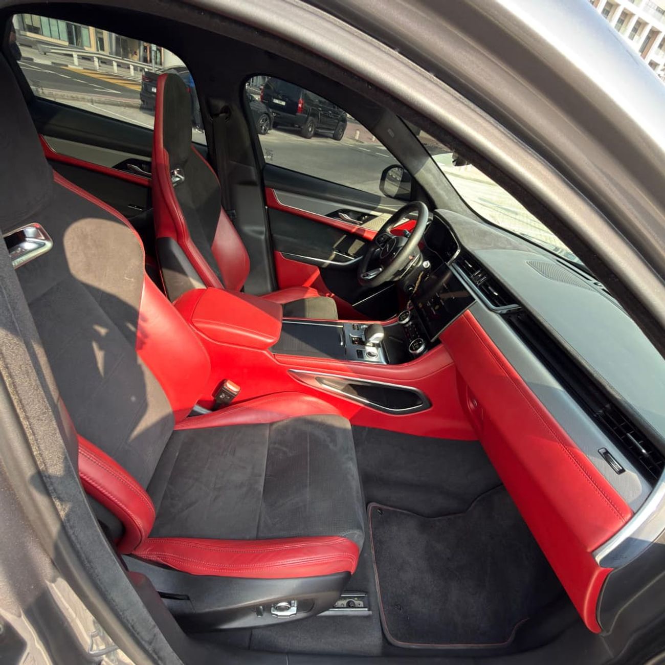 جاكوار F بيس SVR 5.0L