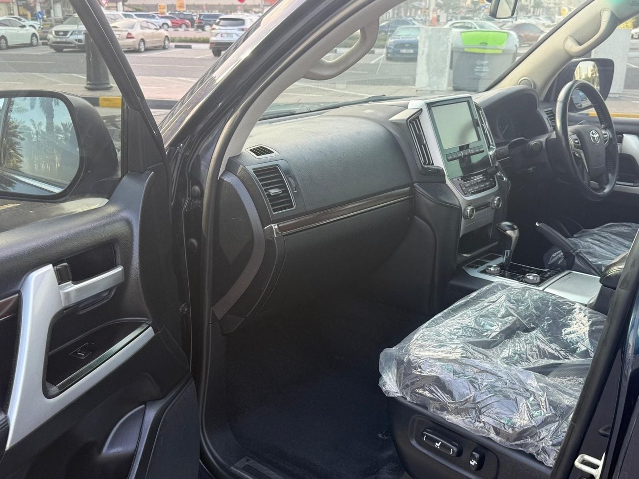 Toyota Land Cruiser 200 Series VX update to Sahara shape