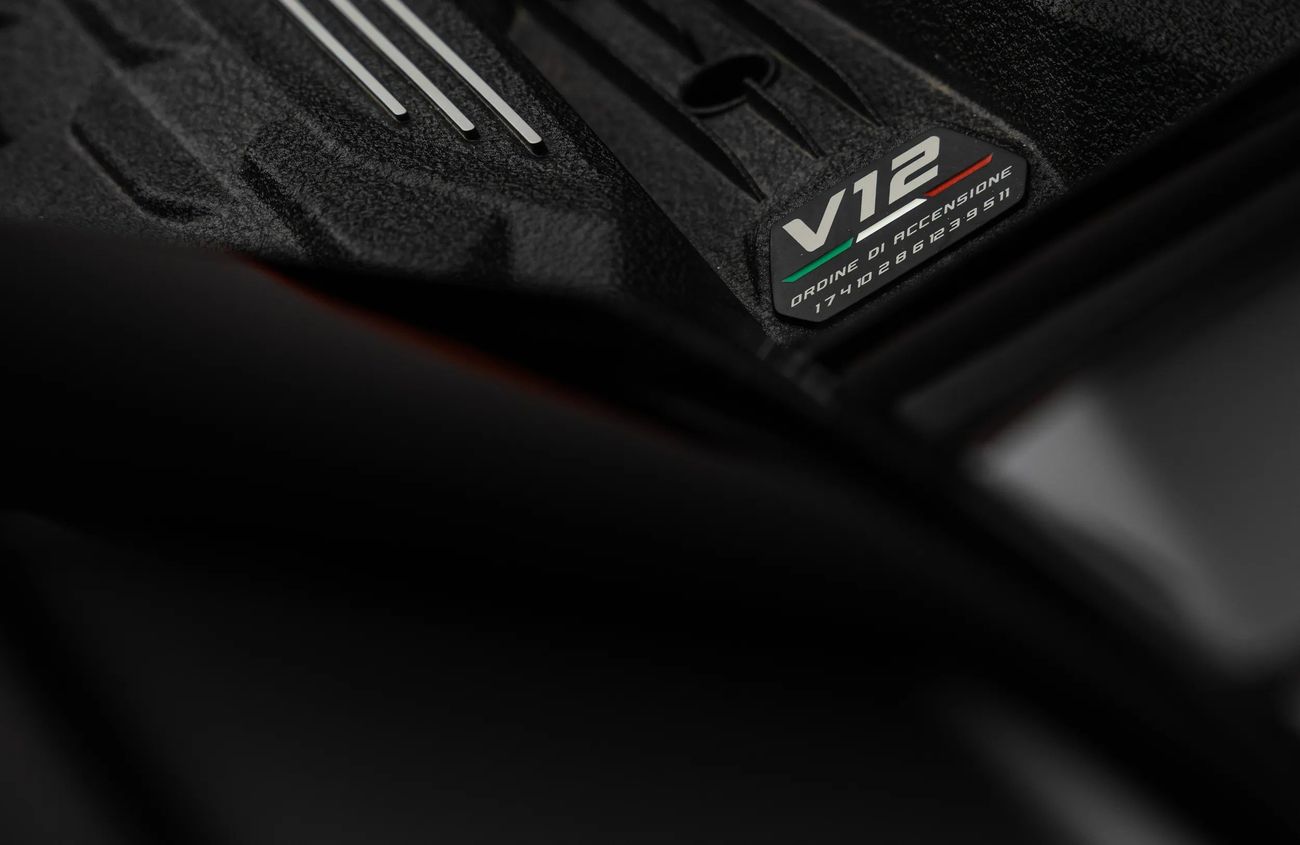 لامبورغيني ريفويلتو 6.5L V-12 Naturally Aspirated Engine + eMotor