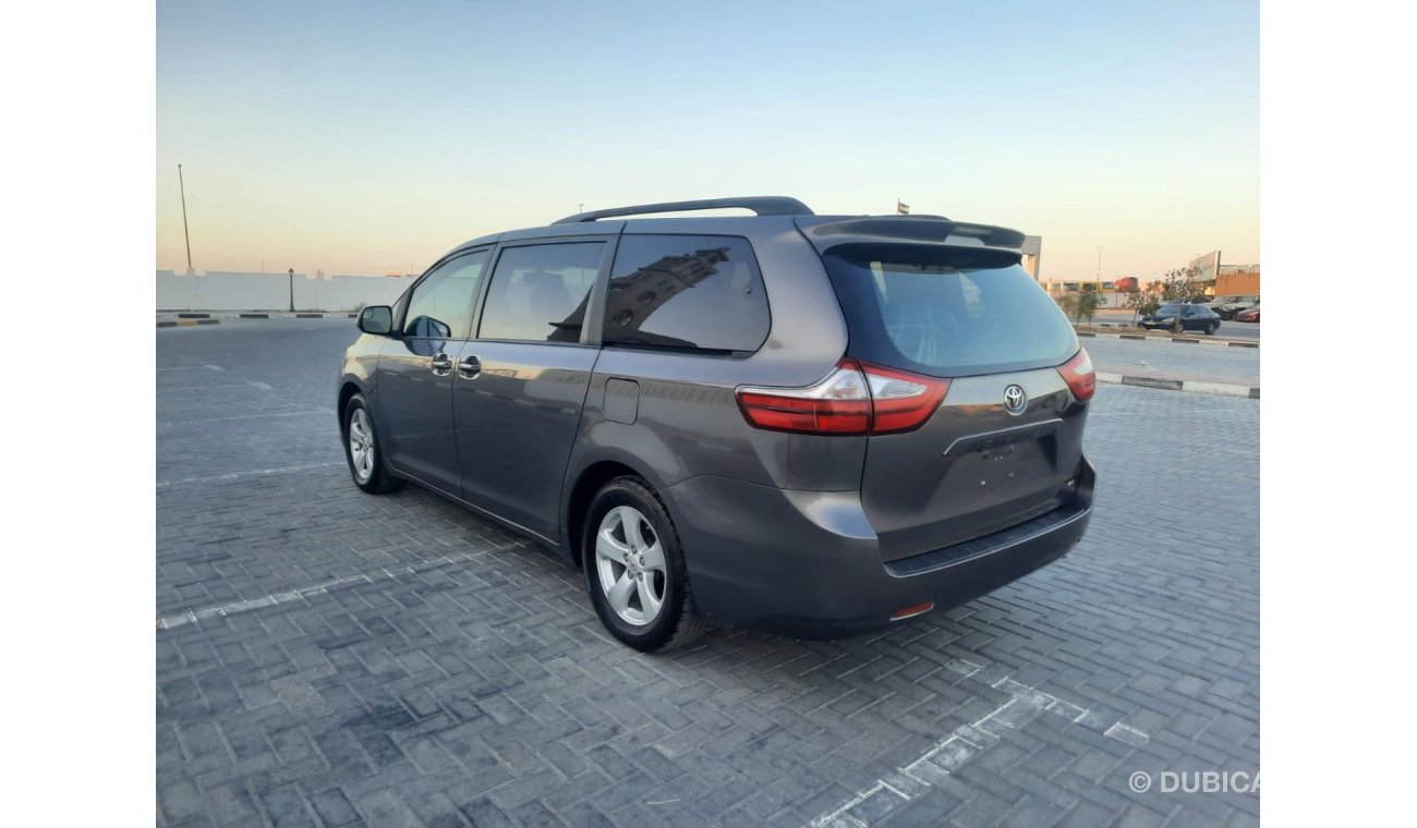 Toyota Sienna LE