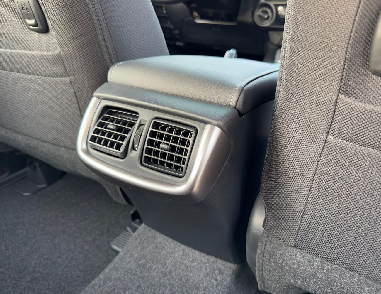 Toyota Hilux SR5 | 2.7L V4 | M/T | DVD CAMERA | 4X4 | WOOD TRIM | FULL OPTION | 2025 MY