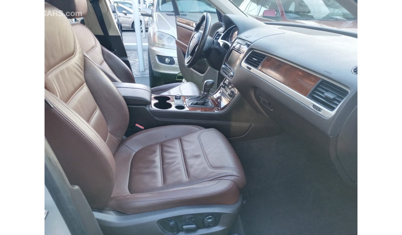 Volkswagen Touareg Gulf 2013 model, panorama leather, control stabilizer, rear camera, in excellent condition