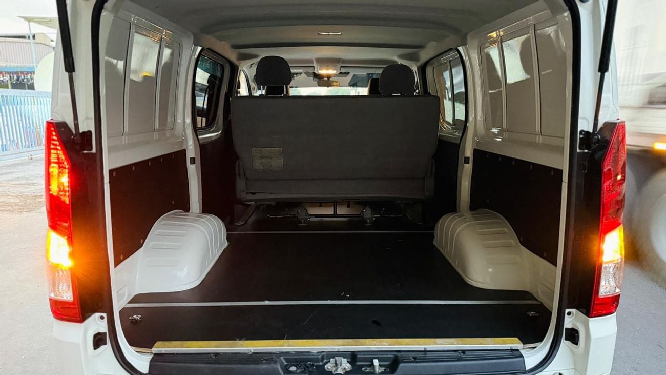 تويوتا هاياس 5 SEATER | BLIND SPOT MONITORING | AUTOMATIC TRANSMISSION | 2.8L DIESEL | STEERING CONTROL SWITCHES 