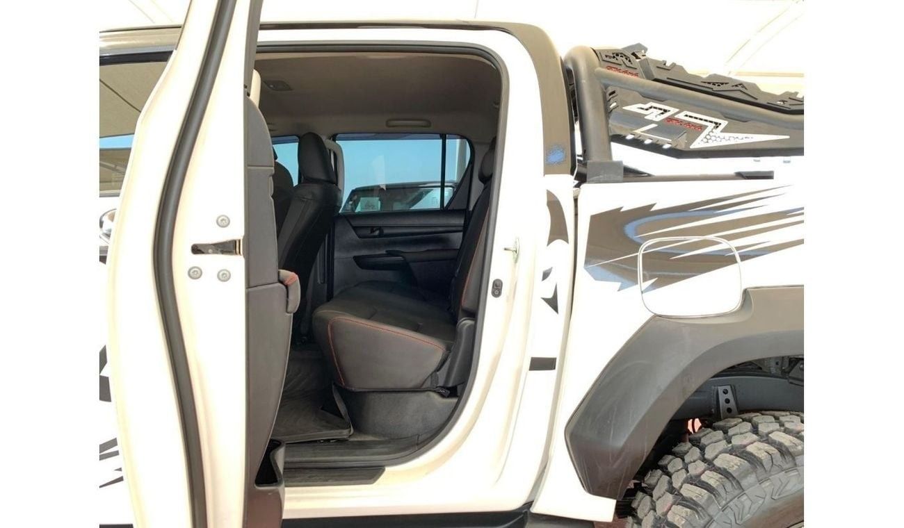 تويوتا هيلوكس SR5