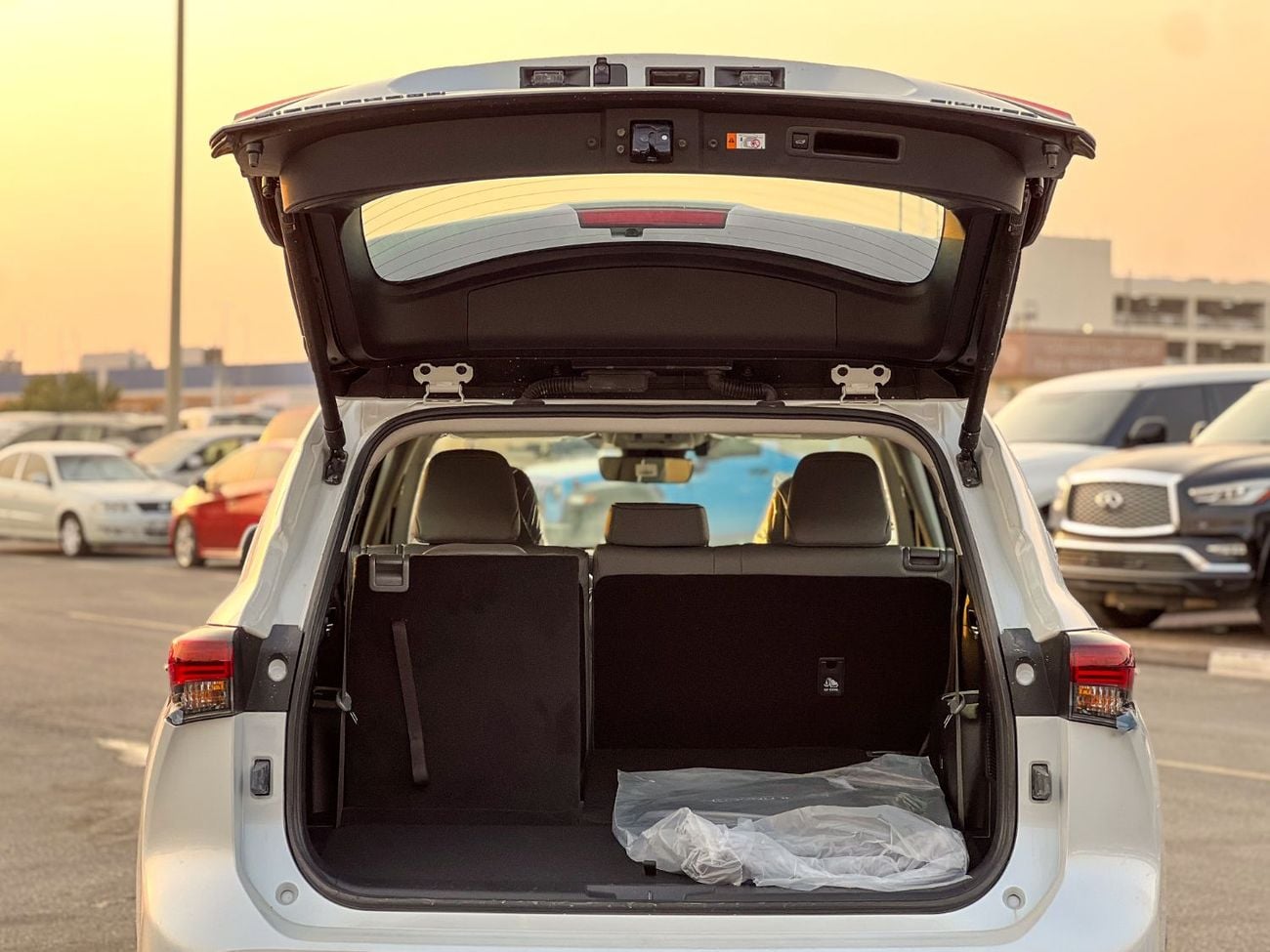 تويوتا هايلاندر LTD HEV 2.5L - EXPORT ONLY