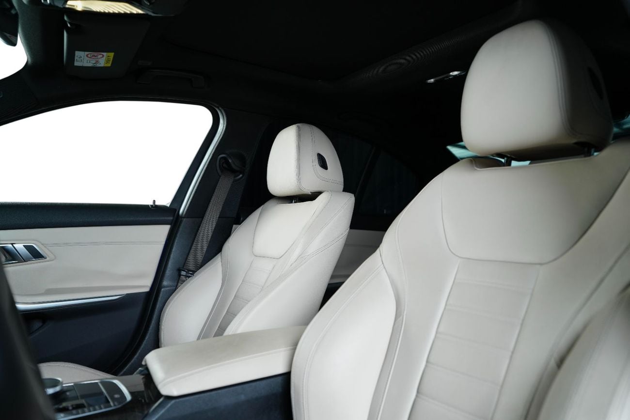 BMW 330i Luxury Line 2.0L Luxury line - Under BMW service contract