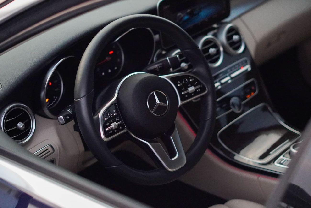 Mercedes-Benz C 300 Std 2.0L (258 HP)