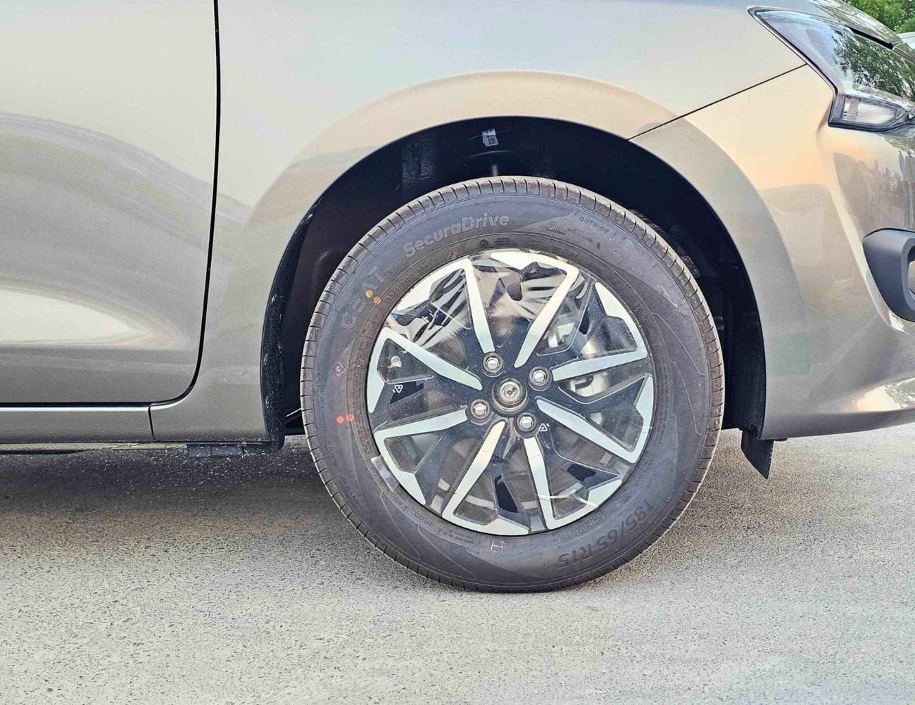 سوزوكي دزاير GLX HYBRID 1.2L V4 A/T / PUSH START / DVD / REAR PARKING SENSOR (CODE # DZHXG)