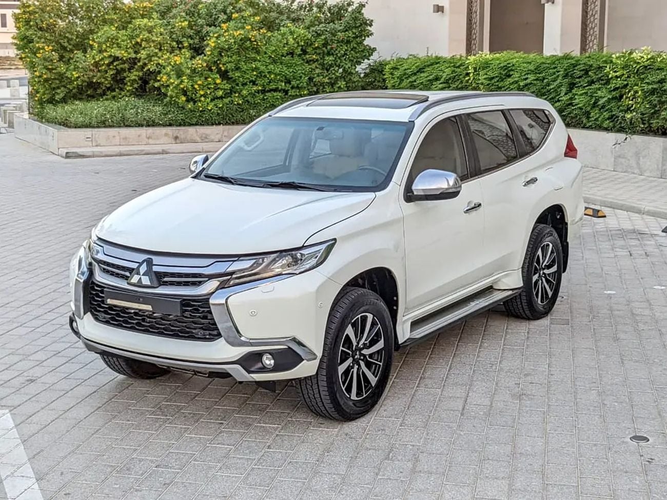 ميتسوبيشي مونتيرو سبورت GLS 4WD TOP LINE GCC IN EXCELLENT CONDITION
