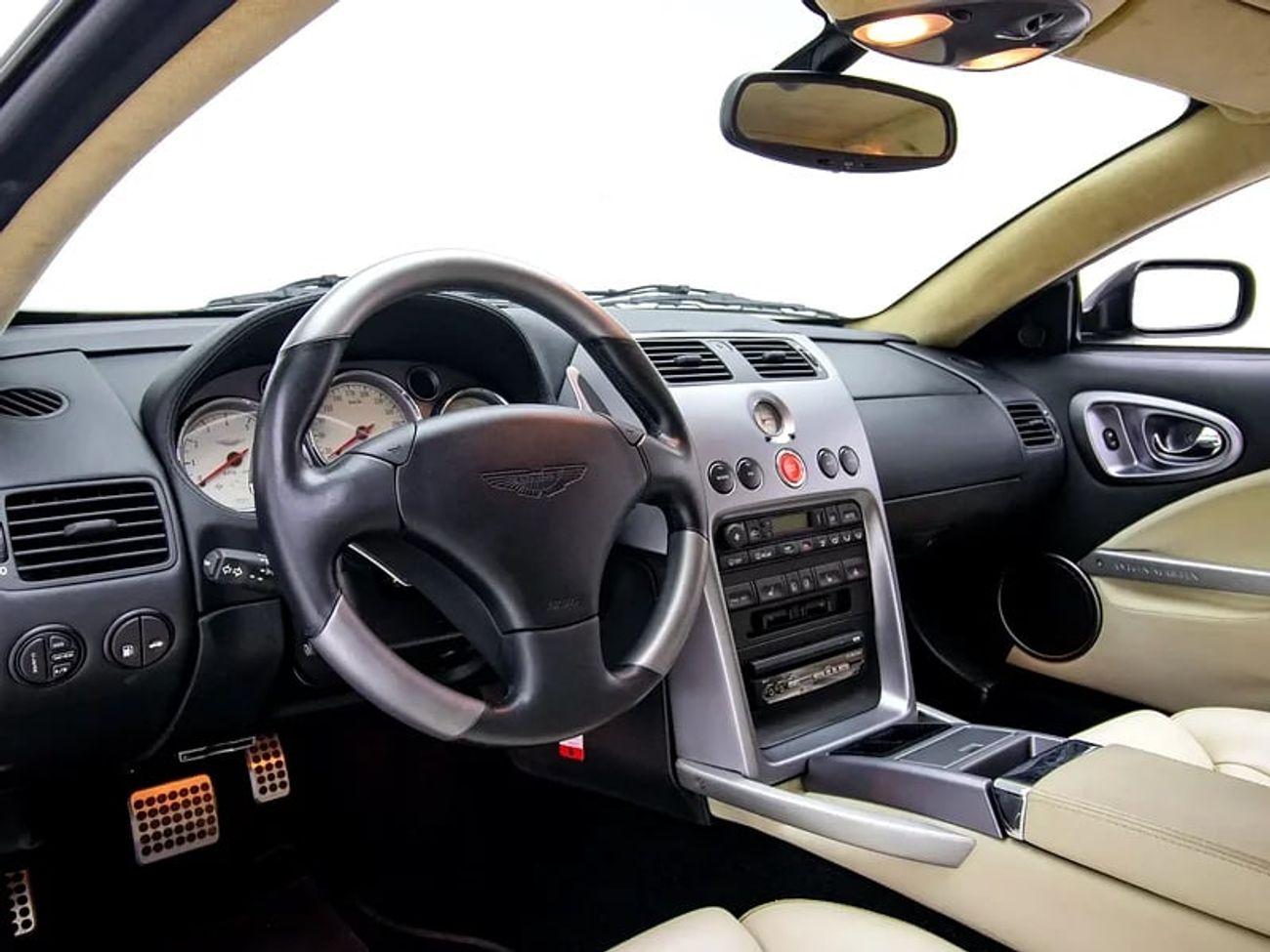 أستون مارتن فانكويش