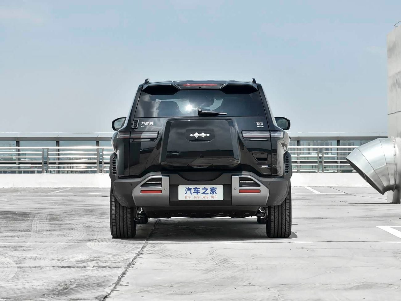 بي واي دي Leopard 3 TITANIUM Featuring the letter "T", a top speed of 501 km/h, and a four-wheel drive super-powerful ve