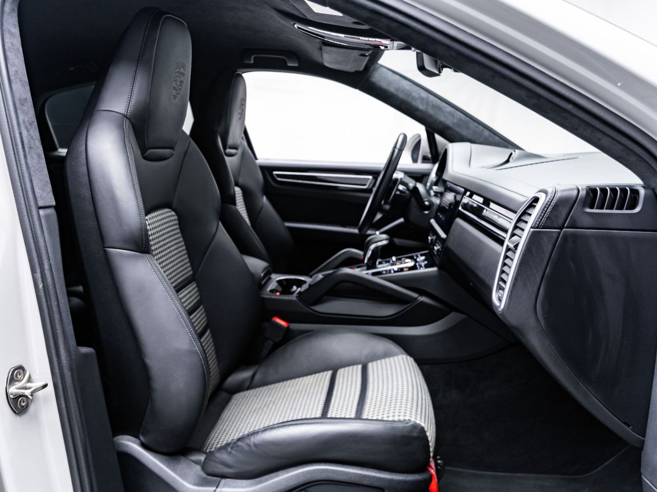 Porsche Cayenne 2023 Porsche Cayenne GTS Coupe, Lightweight Package, 2027 Porsche Warranty, Full Service History,GCC