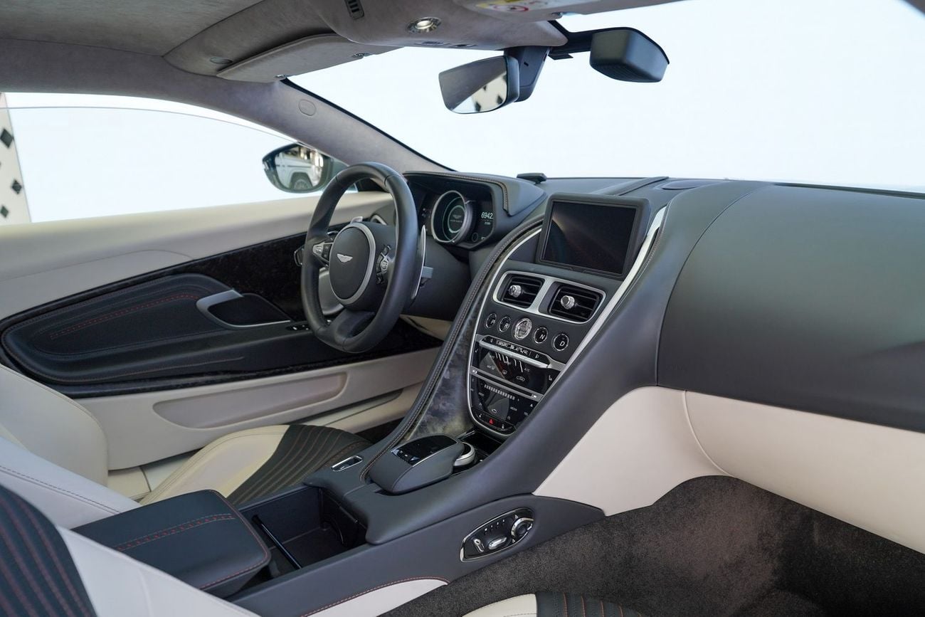 أستون مارتن DB11 Std 4.0L