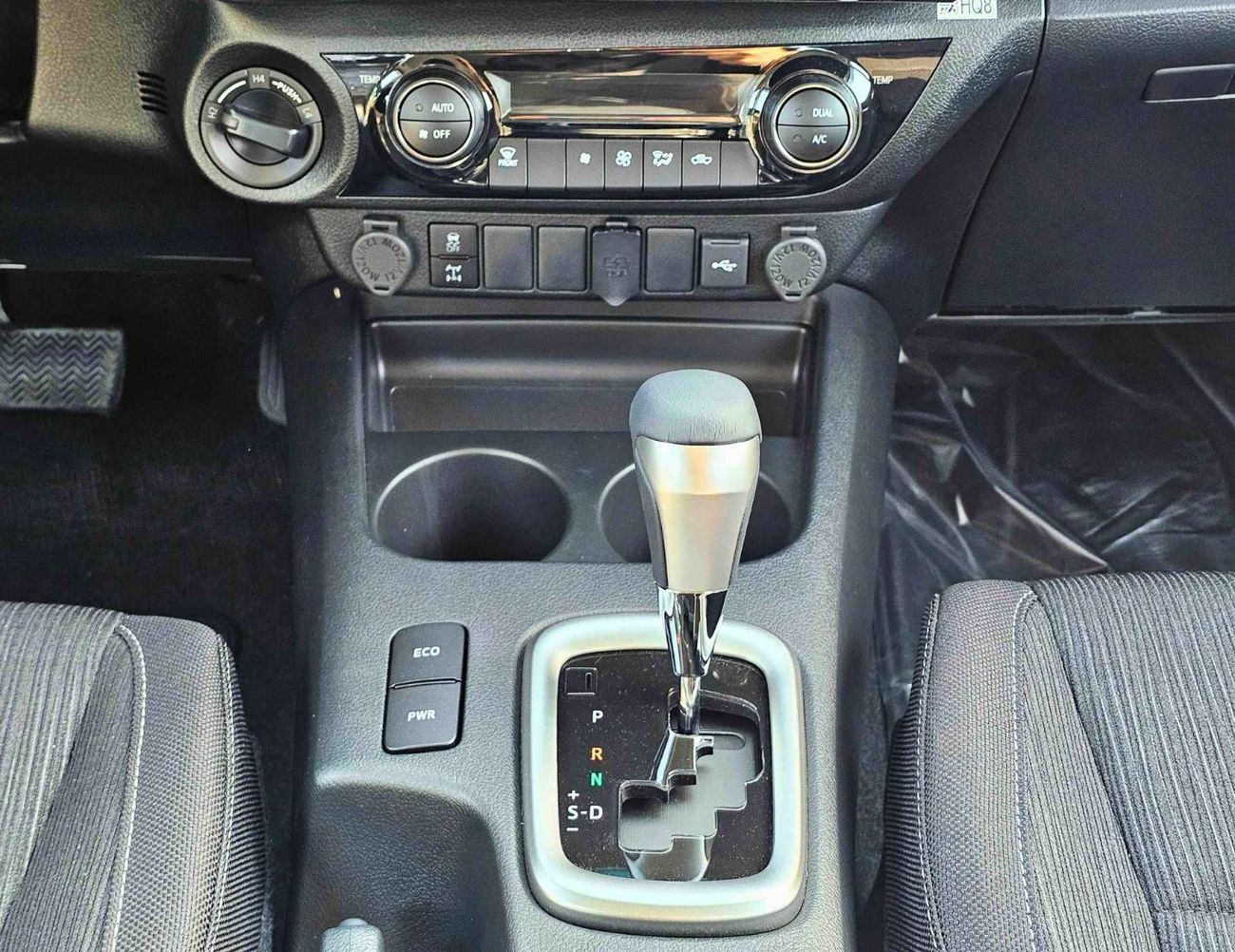 Toyota Hilux SR5 TOYOTA HILUX SR5 DOUBLE CABIN || 2.4L DIESEL V4 A/T 4WD | DIFF LOCK | BSM (CODE # HDFAA) WHITE 2026