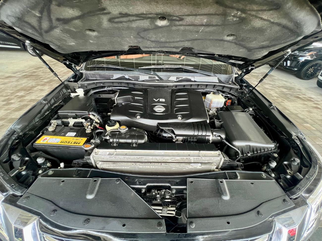 Nissan Armada Armada Le big engine 4+4