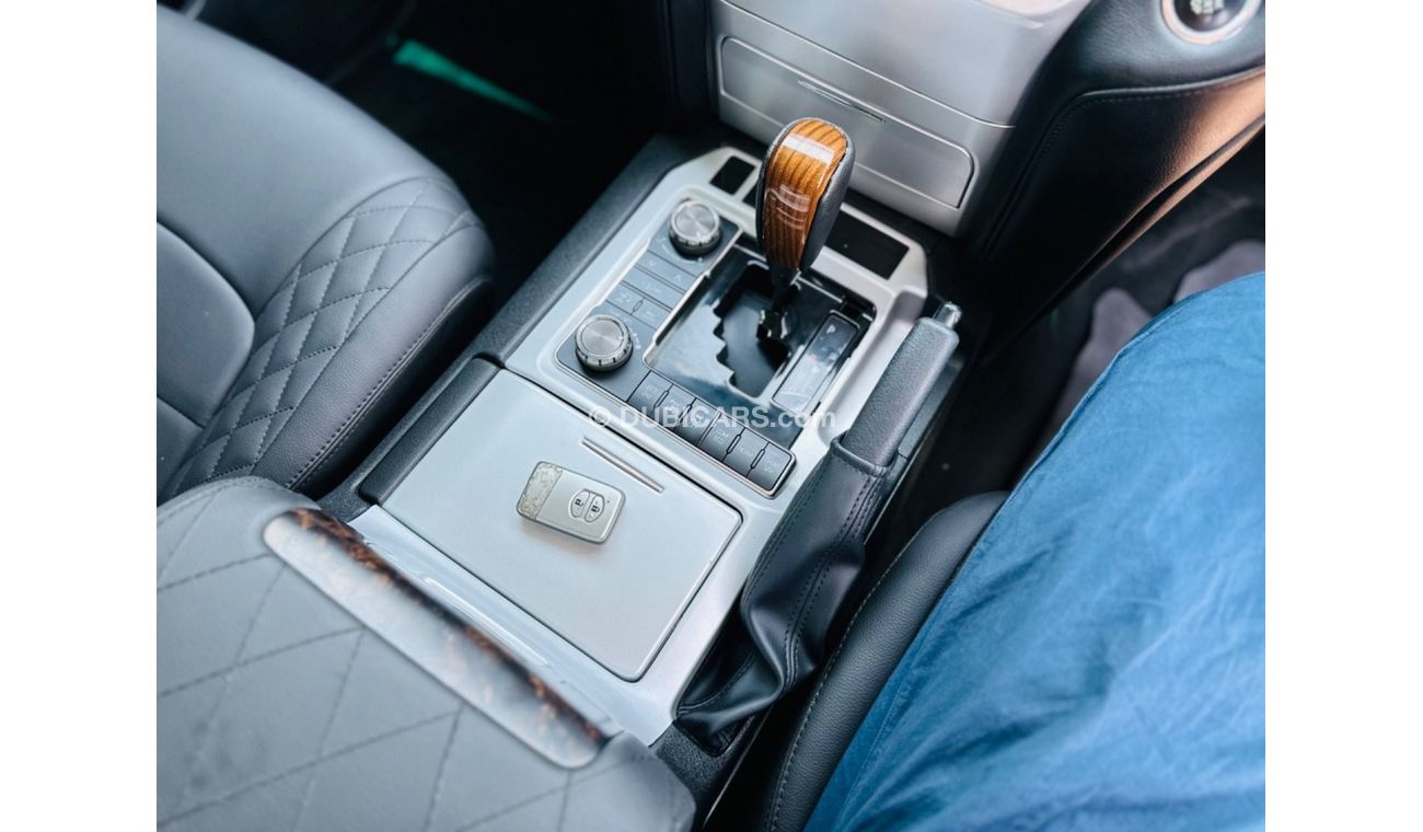 تويوتا لاند كروزر VXR