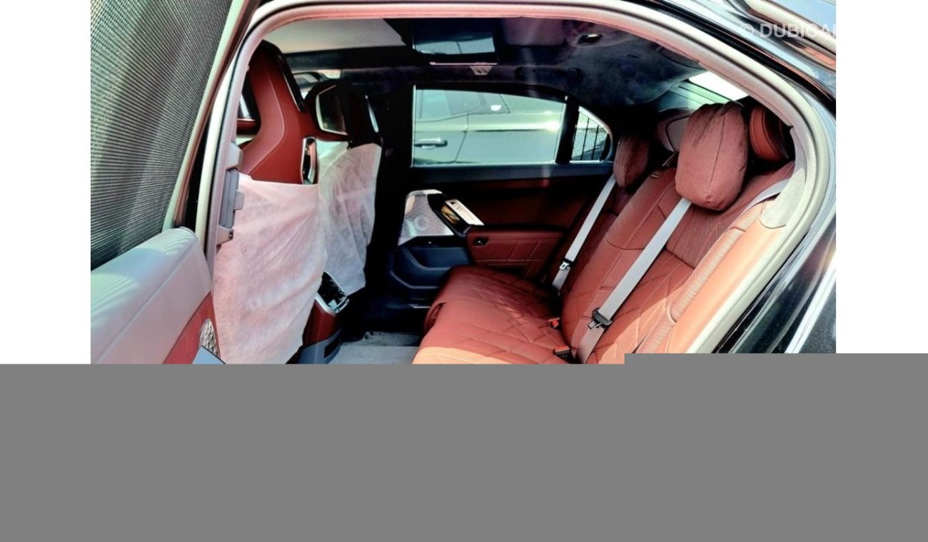 بي أم دبليو 760Li i xDrive 5 Years W&S  M Sport 2023 GCC