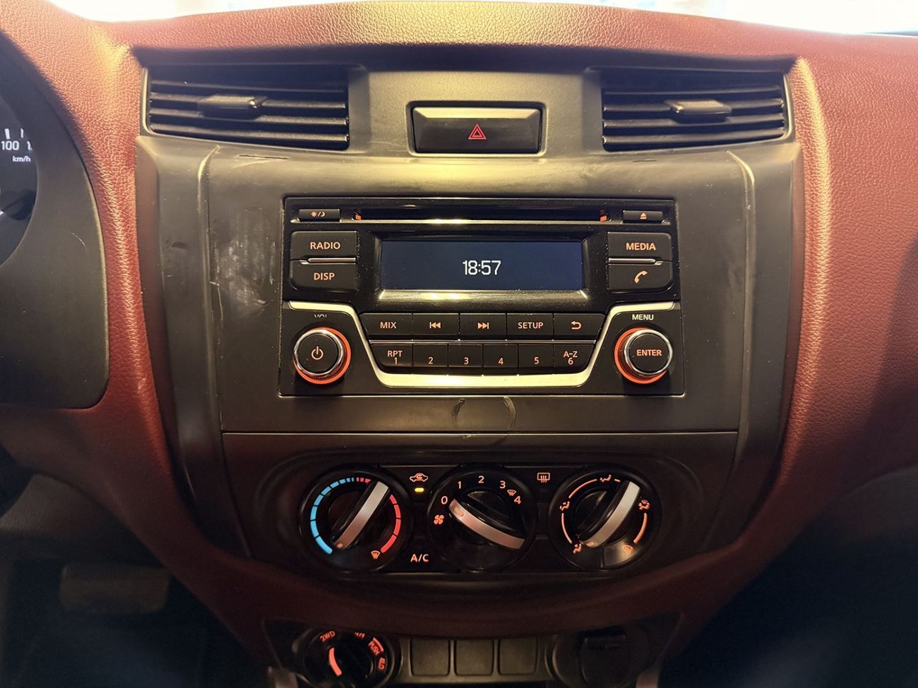 Nissan Navara Std 2.5L 4WD A/T