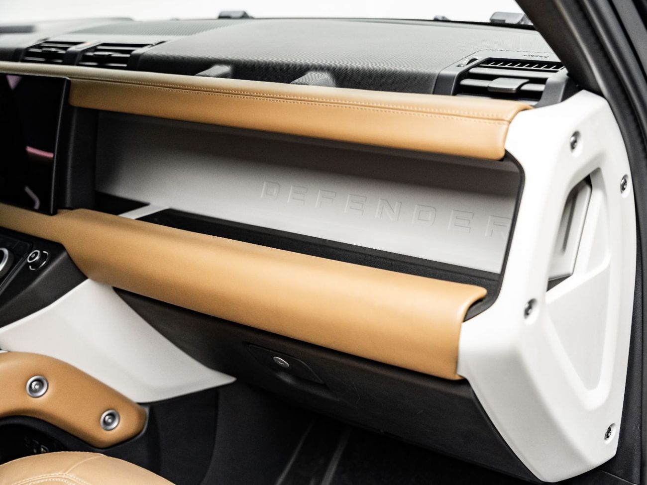 Land Rover Defender P400 110 X-Dynamic HSE 3.0L (5 Seater) 2025 Land Rover Defender 110 P400 HSE X-Dynamic, 2029 Land Ro