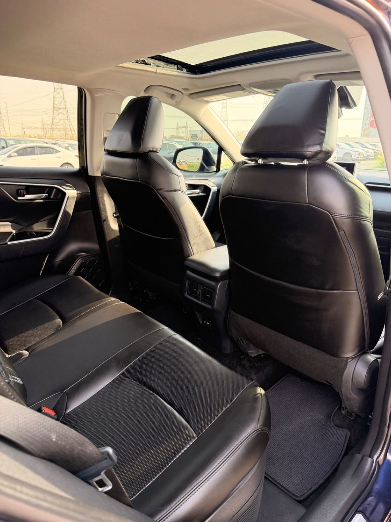 تويوتا راف ٤ Hybrid XLE premium | sunroof, leather seats, push start 2025