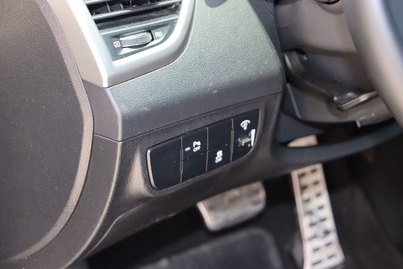 هيونداي فيلوستر GLS 1.6L Hyundai Veloster GLS Top 1.6L / 2016 / GCC / Free Accident Clean/ Original paint