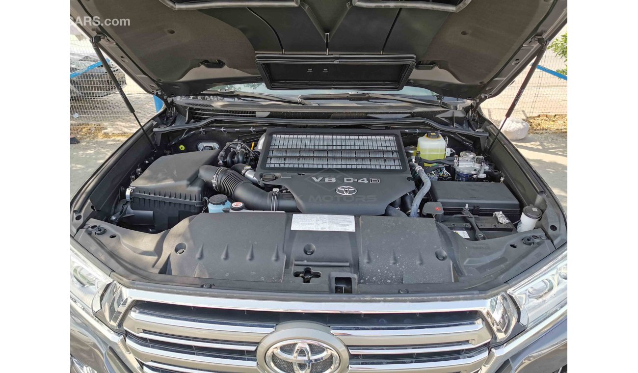 Toyota Land Cruiser 4.5L V8 Diesel, 18" Rims, DRL LED Headlights, Front Power Seats, Cool Box, CD-AUX-USB (CODE # VX03)