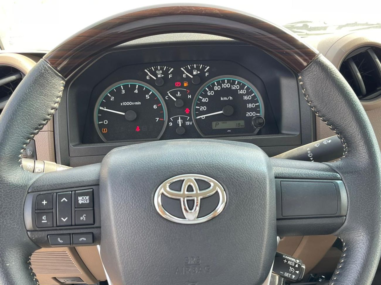 Toyota Land Cruiser Pick Up Toyota LAND CRUISER SC AT PETROL 4.0L DIFF BEIGE 2025