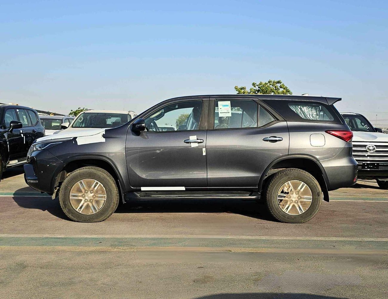 تويوتا فورتونر 2.7L / ALLOY RIMS / MANUAL A/C / 4WD / CODE # G GRAY