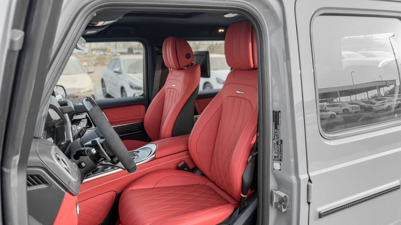 مرسيدس بنز G 63 AMG ستاندارد مرسيدس بنز AMG G 63 موديل 2026، محرك بنزين 4.0 لتر، ناقل حركة أوتوماتيكي (لون ناردو رمادي-أحمر)