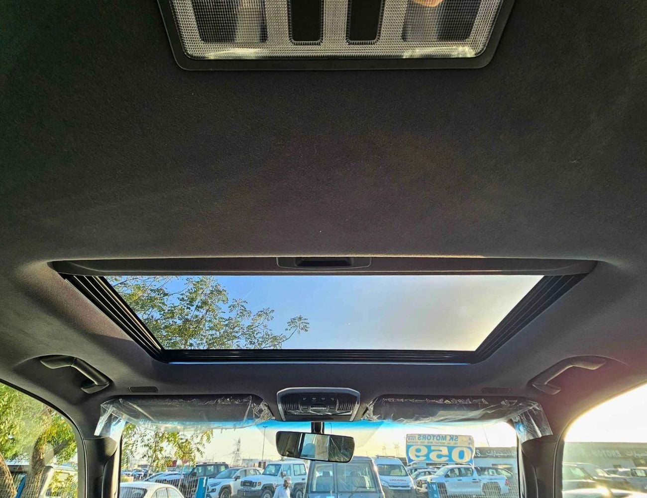 تويوتا لاند كروزر GXR BASIC / 4.0L PETROL V6 / SUNROOF / LEATHER WITH DRIVER POWER SEAT (CODE # GXR4B)