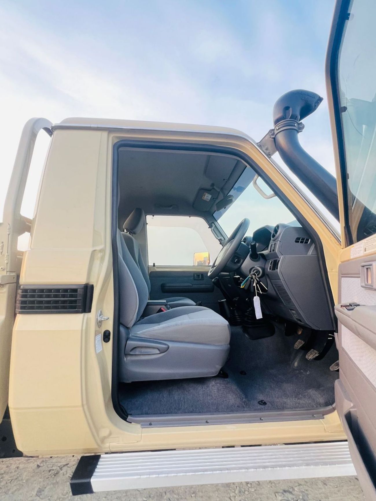 تويوتا لاند كروزر بيك آب DIESEL 4,5 LITER ,RIGHT HAND DRIVE ,BEIGE COLOR ,2020 MODEL