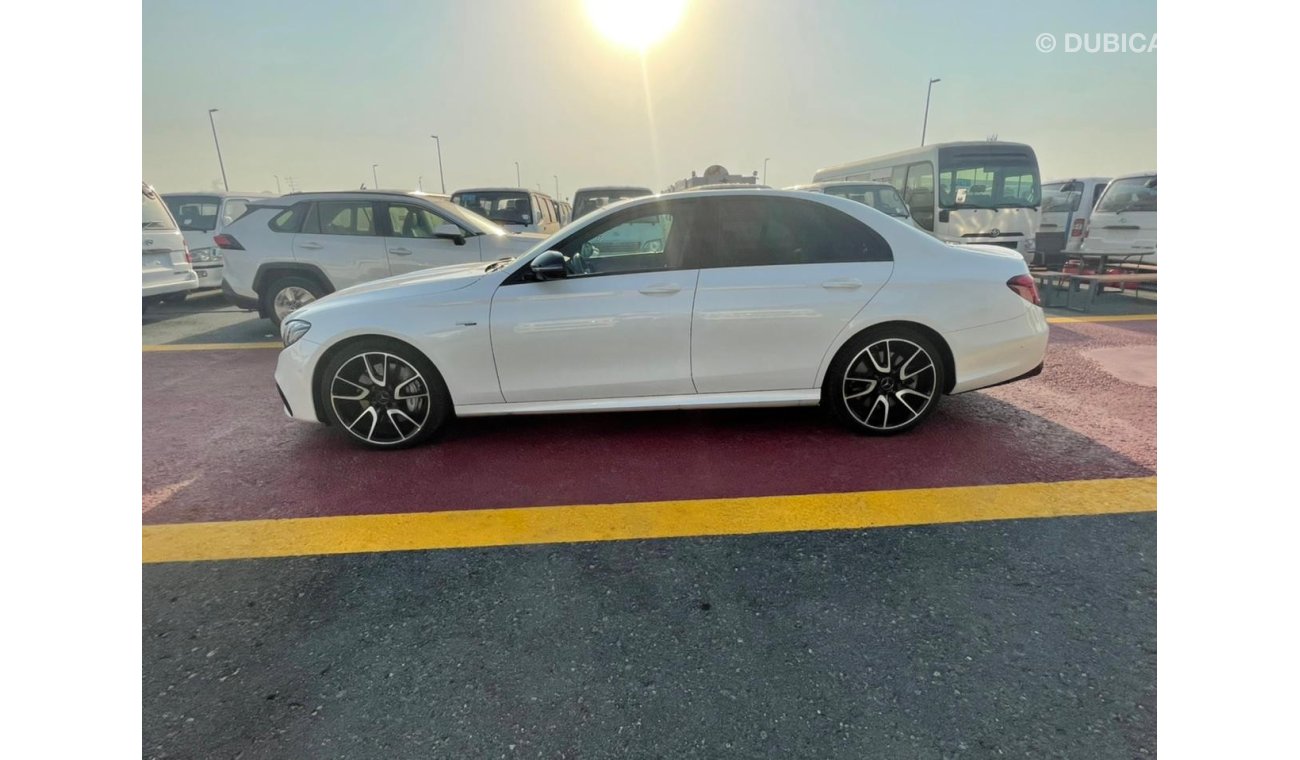 مرسيدس بنز E 53 مرسيدس بنز AMG E-53 4 ماتيك ، 3.5 لتر ، لون أبيض مع داخلي أسود ، متاح للتسجيل المحلي