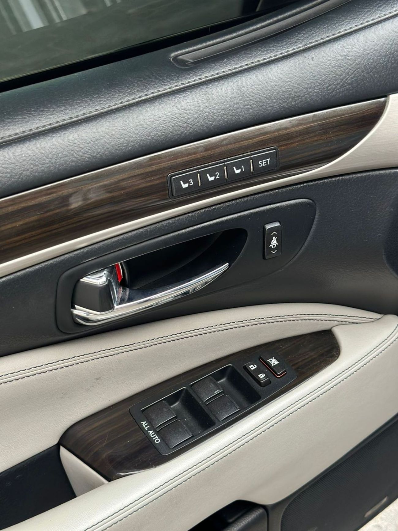 Lexus LS460 Premier SWB