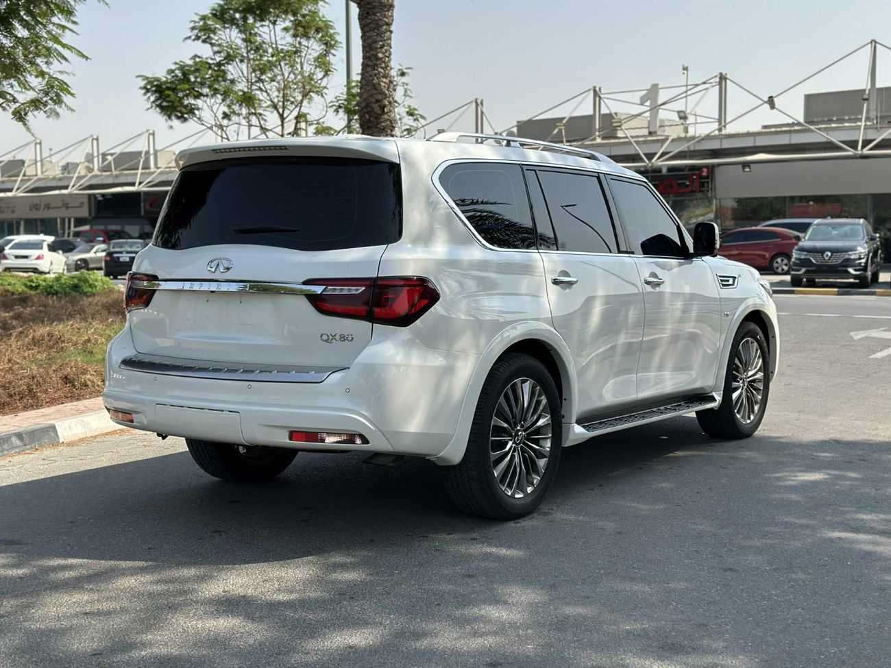 Infiniti QX80 Luxury 5.6L GCC SPEC NEAT AND CLEAN