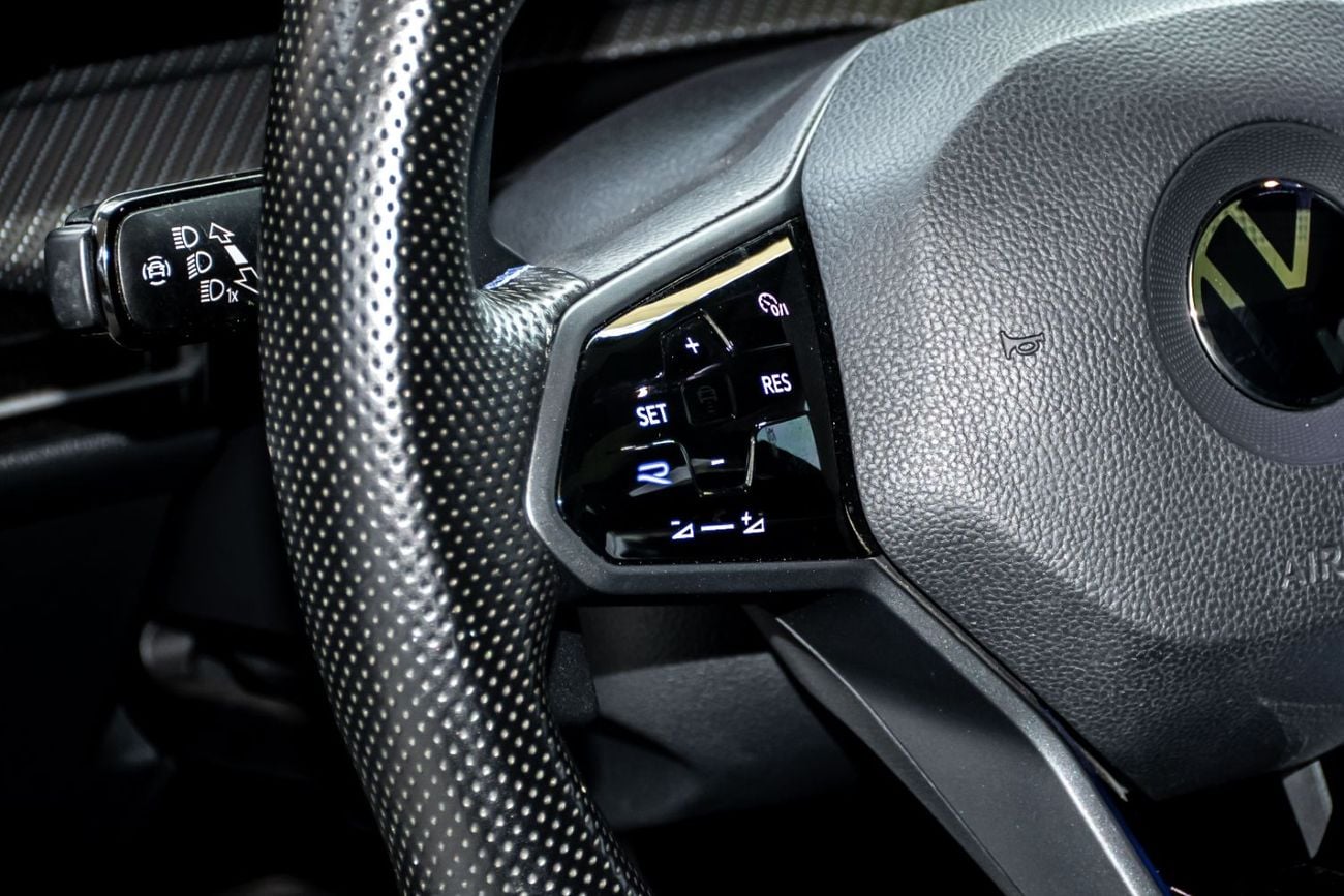 Volkswagen Golf R Base 2.0T