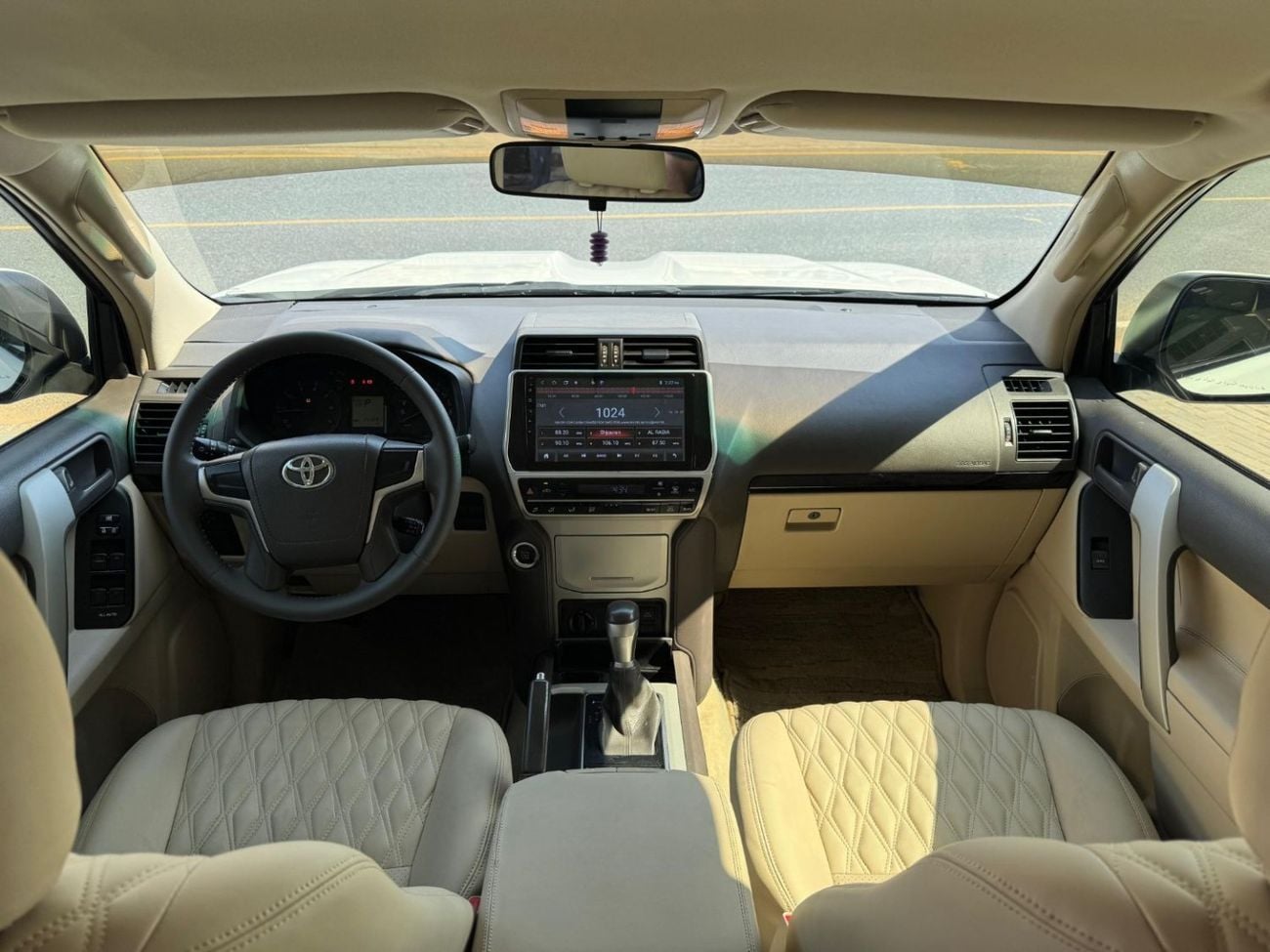 تويوتا برادو V6 4.0L / GCC / 4X4 / BIG SCREEN / FRIDGE / 7 SEATER / IN PERFECT CONDITION