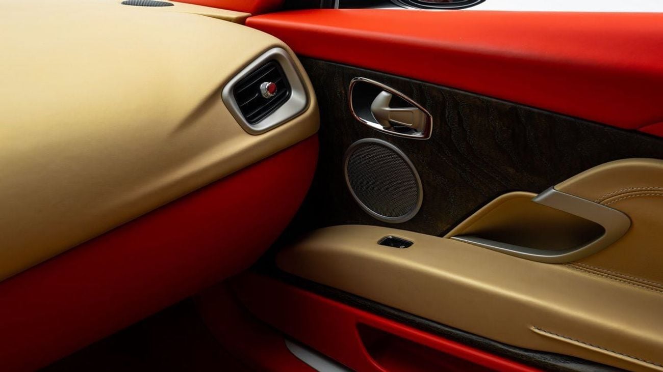 أستون مارتن DB11 V12 - Q Exclusive - 2018 - GCC