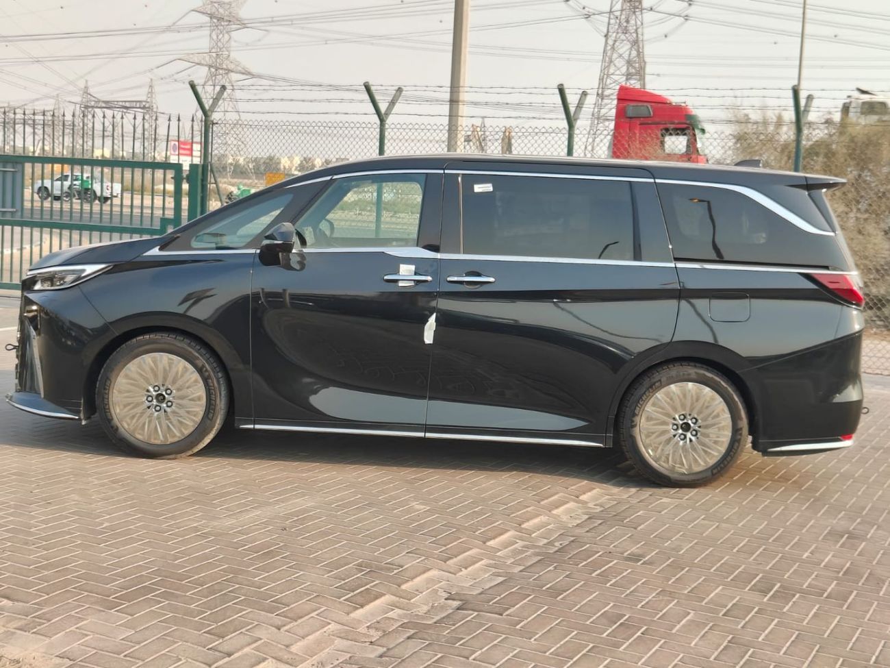 Lexus LM 350h 2025 Lexus LM350h VIP 4-Seater 2.5L 4-Cyl Hybrid A/T Export Only